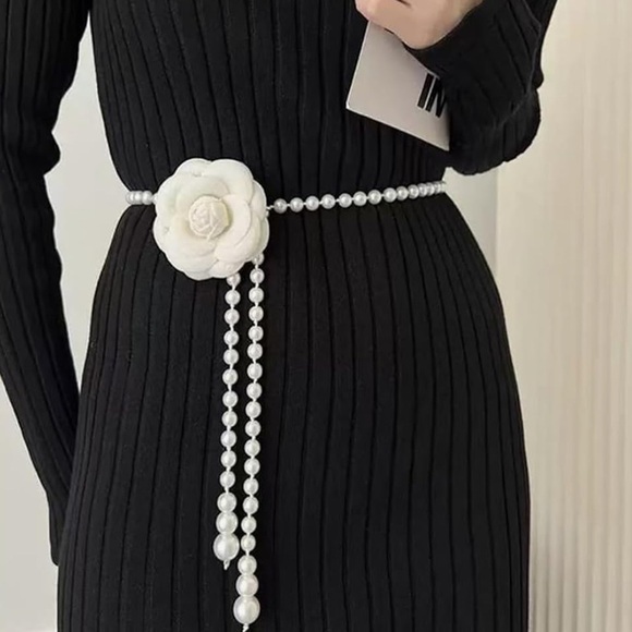 Pearl Camellia Waist Belt - Picture 2 of 8